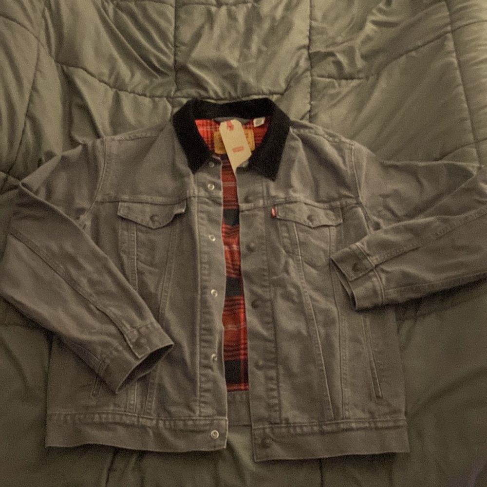 Levis Men’s Trucker Jacket- Grey w/ Black Collar, Red Plaid Lining. NWT. Large